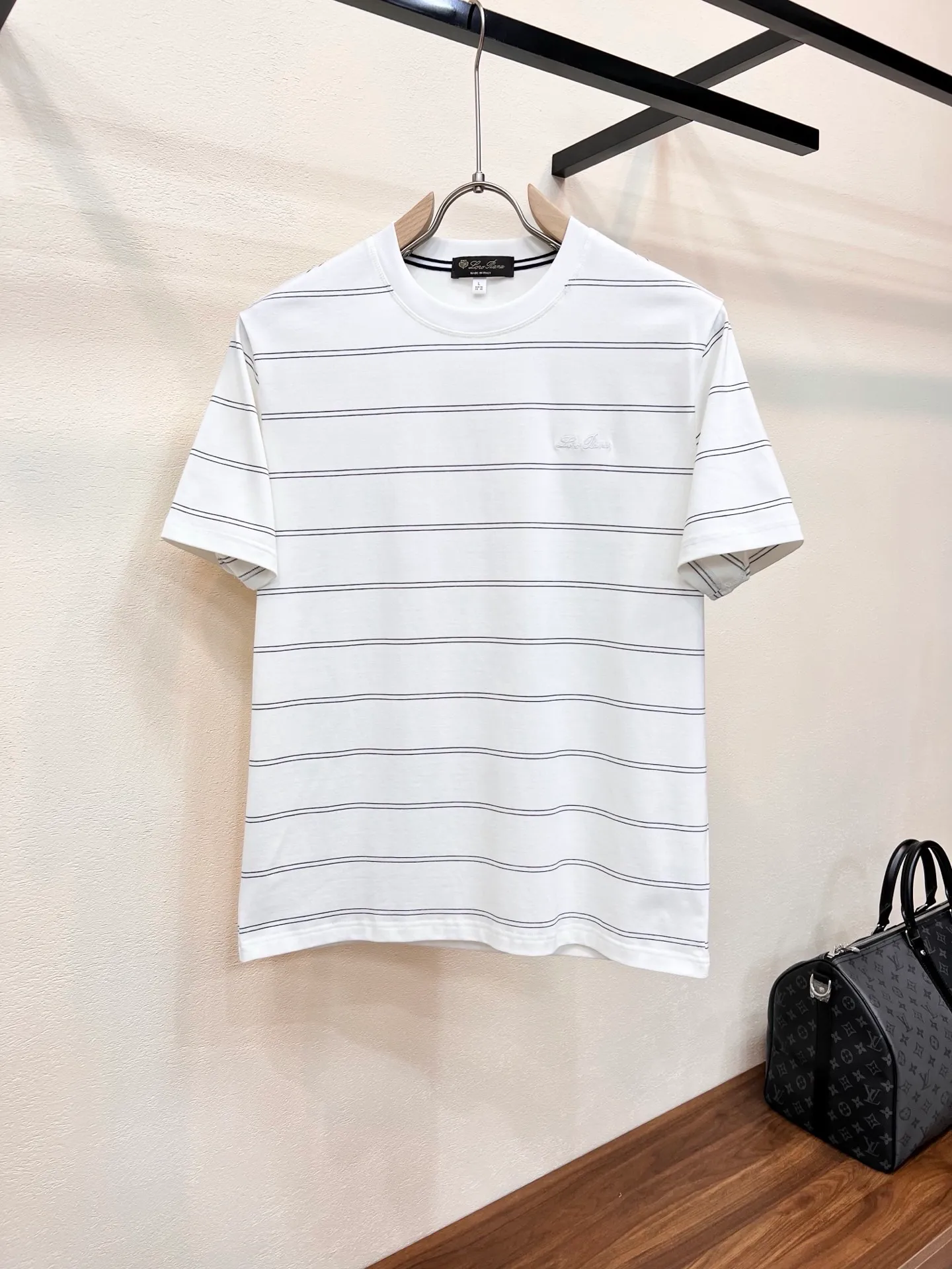 LP. 2026 spring and summer men's round neck short-sleeved T-shirts are available at the counter simultaneously Hot Sale, high-end embroidery, simple and fashionable Versatile Premium Quality Classic design, high-quality Xinjiang cotton fabric, comfortable to wear, Breathable, high-grade and textured, simple, generous and decent, fashionable without losing personality, casual and casual upper body, handsome and stylish, showing the temperament of a big brand. Size: M-4XL (the maximum wearable is about 5 pounds. Please state your height and weight when placing an order) Wholesale is available❤️
